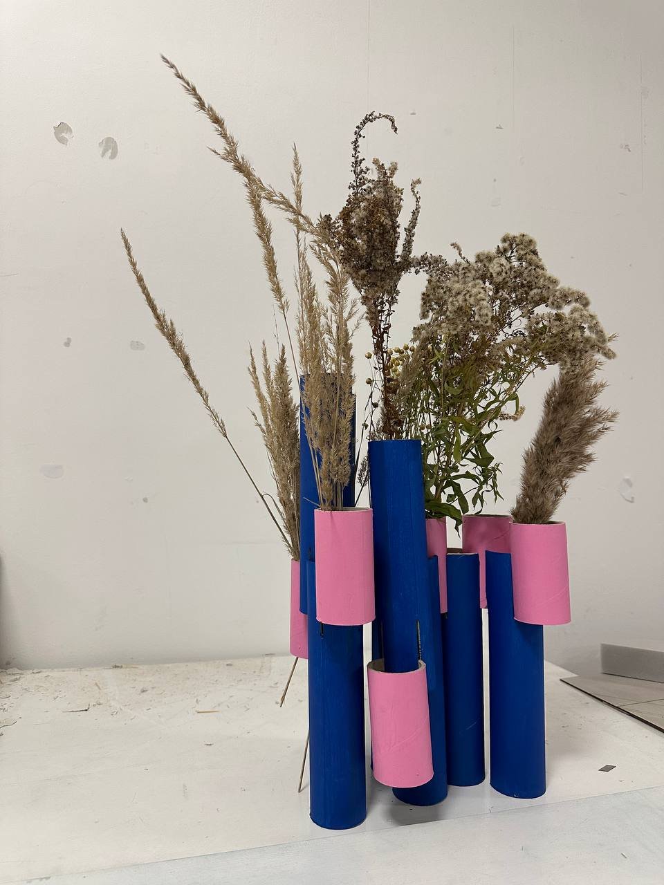 Physical model with botanical elements